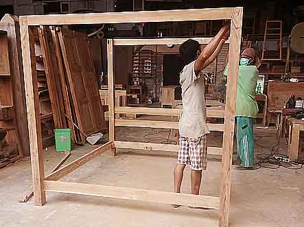 Construction lit baldaquin sur mesure en bois exotique dans l'atelier de l'artisant ébéniste Kohé design Bali.