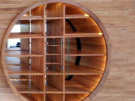 étagère sur mesure, étagère ronde en bois exotic incrustée dans mur par kohé design Bali ébéniste cuisiniste.